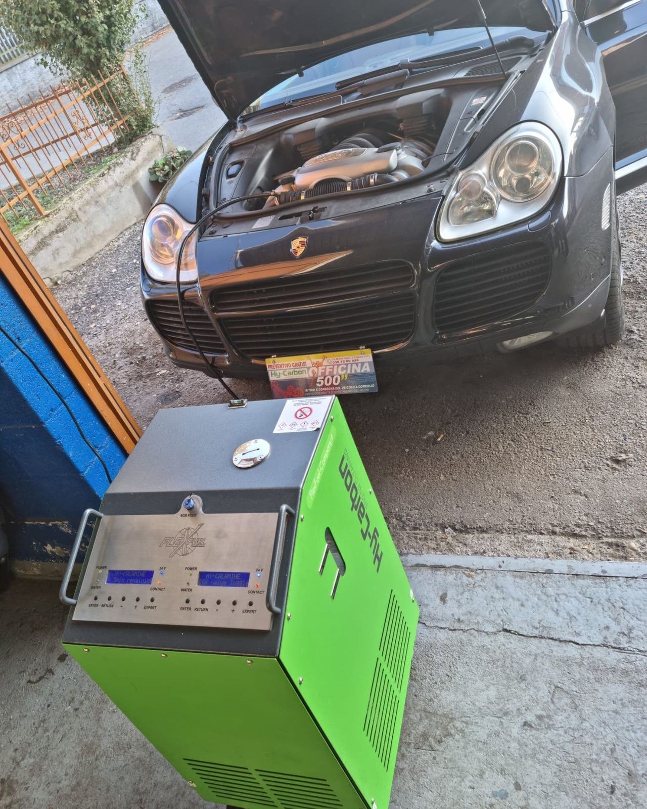 Porsche Cayenne con cofano aperto durante il trattamento Hy-Carbon