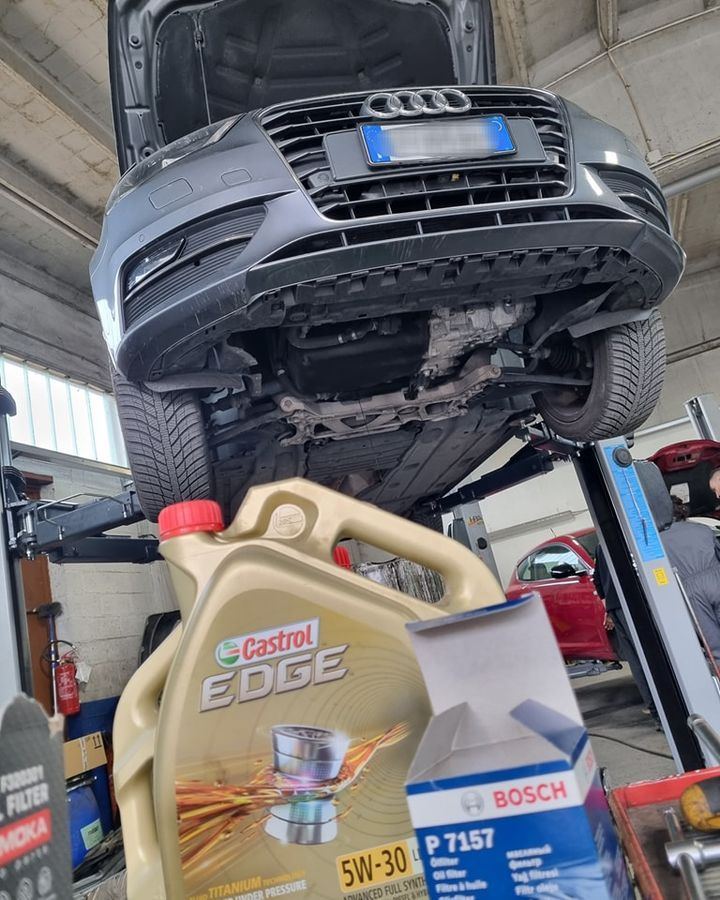 Audi sul ponte con olio Castrol Edge e filtro Bosch pronti per il tagliando